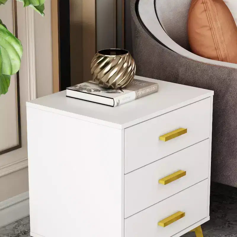 Comodino Chic Bianco: Elegante Contenitore con Accenti Dorati