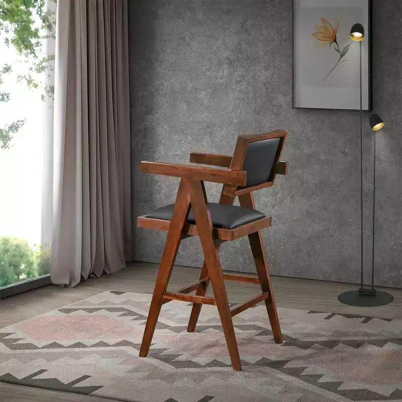 Sgabello da bancone con braccioli Home Hamilton Mid-Century Modern 26 in legno massello e finta pelle imbottita