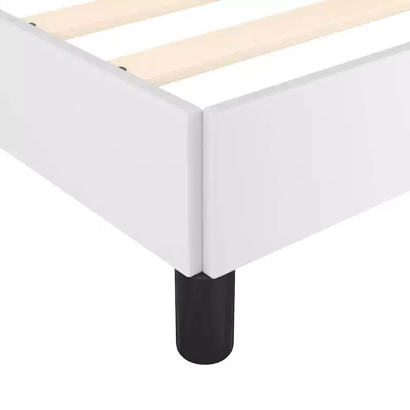 Struttura letto con testiera in similpelle bianca, compensato, legno ingegnerizzato