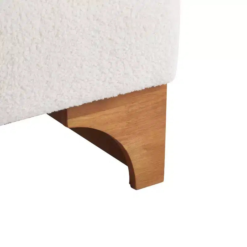 Poltrona d'accento con schienale arrotolato e base in legno massello, rivestimento in bouclé