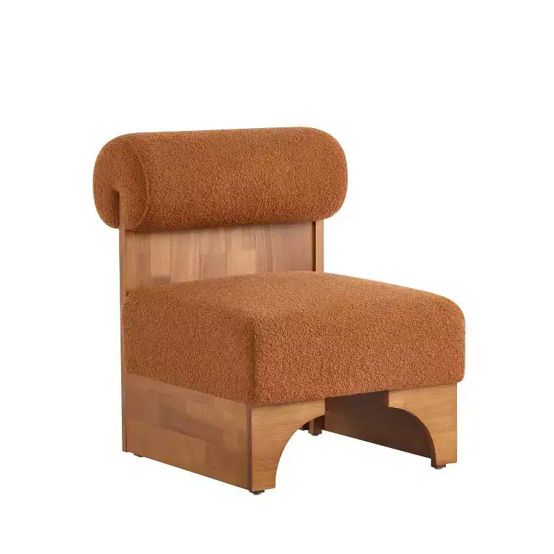Poltrona d'accento con schienale arrotolato e base in legno massello, rivestimento in bouclé