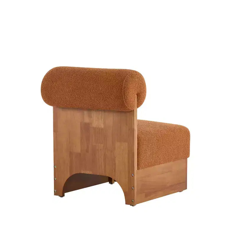 Poltrona d'accento con schienale arrotolato e base in legno massello, rivestimento in bouclé