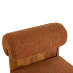 Poltrona d'accento con schienale arrotolato e base in legno massello, rivestimento in bouclé