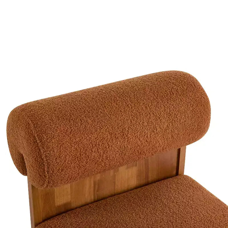 Poltrona d'accento con schienale arrotolato e base in legno massello, rivestimento in bouclé