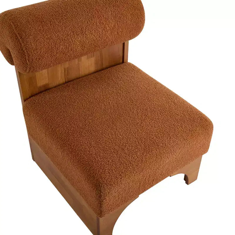 Poltrona d'accento con schienale arrotolato e base in legno massello, rivestimento in bouclé