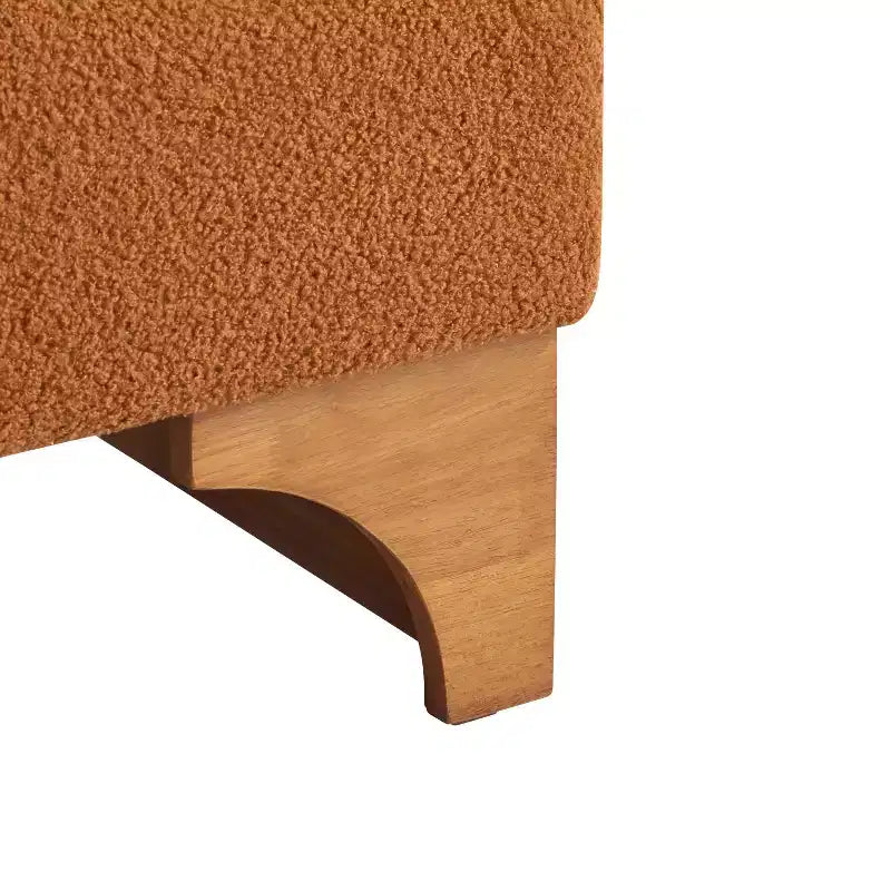 Poltrona d'accento con schienale arrotolato e base in legno massello, rivestimento in bouclé