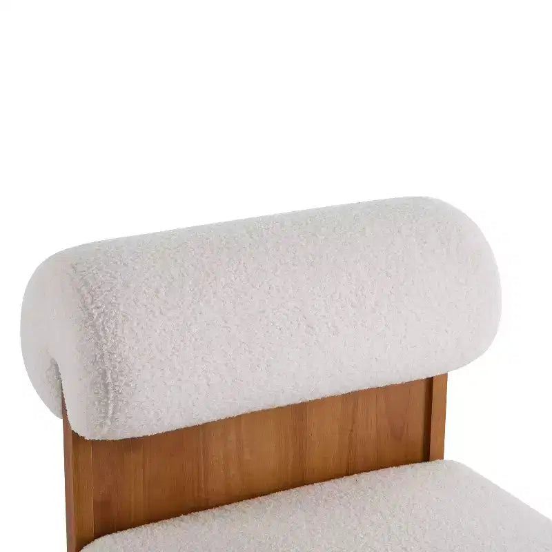 Poltrona d'accento con schienale arrotolato e base in legno massello, rivestimento in bouclé